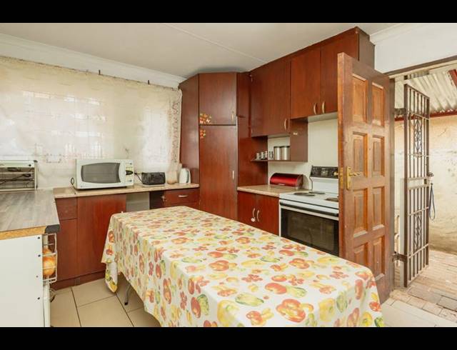 4 BEDROOM HOUSE FOR SALE IN LENASIA SOUTH